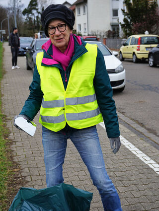 Claudia Johann hat einen abgebrochen Außenspiegel eines Autos gefunden.