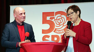 Daniel Born und Dr. Andrea Schröder-Ritzrau, die Doppelspitze des Kreisverbandes, sprechen zum Jubiläum.