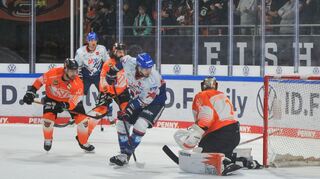 Mannheims Ryan MacInnis (Nr.74) scheitert an Wolfsburgs Dustin Strahlmeier.