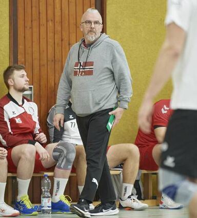 TVL-Trainer Achim Schmied überraschte mit einer unorthodoxen Deckung.