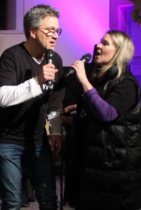 Pfarrer Steffen Groß und Elena Spitzner singen „Komm, wir zieh’n in den Frieden“.