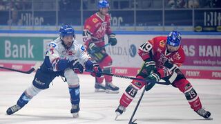 28.01.2023, Eishockey Penny DEL, Augsburger Panther - Adler Mannheim, v.l. Sinan Akdag (Adler Mannheim), Drew Leblanc (Augsburger Panther) Zweikampf, Aktion, action, battle for the puck Foto © PIX-Sportfotos *** Foto ist honorarpflichtig! *** Auf Anfrage in hoeherer Qualitaet/Aufloesung. Belegexemplar erbeten. Veroeffentlichung ausschliesslich fuer journalistisch-publizistische Zwecke. For editorial use only.