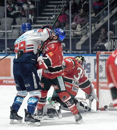Adler-Angreifer Tyler Gaudet (l.) kassierte mit Mannheim die fünfte Niederlage in Folge.