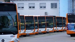 Die Busse der RNV bleiben – wie hier im Jahr 2020 – am Freitag in den Depots.