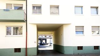 Die ursprüngliche Einfahrt in der Berliner Straße führt zum Innenhof.