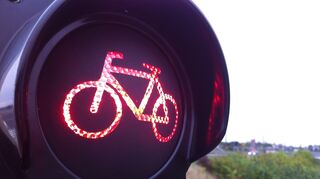 mid Groß-Gerau - Wer mit dem Rad eine rote Ampel überfährt, riskiert ein Bußgeld von 100 Euro und einen Punkt in Flensburg.