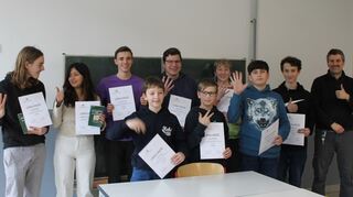 Jonglieren gerne und geschickt mit Zahlen: Die erfolgreichen Schüler der Mathe-AG erhielten ihre Urkunden von Gundolf March (rechts), dem stellvertretenden Schulleiter: Vincent Birkel, Matilda Carrasco Krämer, Karsten Krein, Lukas Hilger, Eike Janson, Tammo Pfeiffer, Birk Janson, Maximilian Chelminski und Philipp Storz.