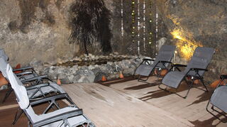 Die Solegrotte ist eine urige Felshöhle im Berg hinterm Hotel-Resort Königshof.