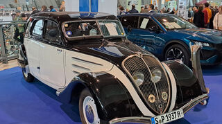 mid Stuttgart - Scheinwerfer hinter dem feinen Kühlergrill kennzeichnen den 402 von 1937.