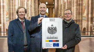 Präsentieren die neue Tafel (v.l.): Museumsdirektor Alexander Schubert, Baron Vinzenz von Stimpfl-Abele und Domdekan Christoph Kohl.