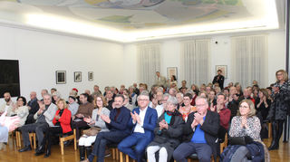Das Publikumsinteresse an der Ausstellungseröffnung des Kunstvereins im Palais Hirsch ist groß. Die Stühle im großen Saal reichen nicht aus.