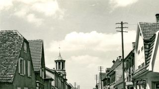 Blick in die historische Mitte und Pulsschlagader der Hardtgemeinde Oftersheim: die Mannheimer Straße unmittelbar nach dem Zweiten Weltkrieg.