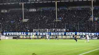 Plakate auf der Osttribüne beim 2:1 gegen Elversberg. Auf weiteren stand: „VIP-Ziel gesteckt – Jugend verreckt“ und „Working Class Football – jetzt exklusiv“!