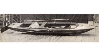 Aus dem Sortiment von Schütte-Lanz: Ein Flachboot, wie es vor 100 Jahren in der Brühler Werft aus Sperrholz gefertigt wurde, präsentiert sich werbewirksam in einer Brühler Luftschiffhalle, die 1922 abgerissen wurden.