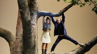 Ist im Nebenberuf selbst Schriftsteller und kann sich in die Rolle des Dichters Trigorin gut einfinden: Joachim Meyerhoff, hier mit Alina Vimbai Strähler (Nina).