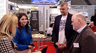 Bei der Bildungsmesse sind Schulleiterin Anja Kaiser (v. l.) und „Gaußianerin“ Anna Buchholz im Gespräch mit Daniel Schneider und Dr. Uwe Hauser.