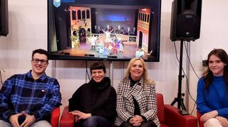 Der Vortrag der Delegation des Gymnasiums um Jakob Roth (v. l.), Yael Schneider, Anja Kaiser und Anna Buchholz findet großen Anklang bei den Zuhörern.