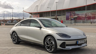 mid Madrid - Nach dem Erfolg des Hyundai Ioniq 5 SUV kommt der Ioniq 6 nun als Limousine.