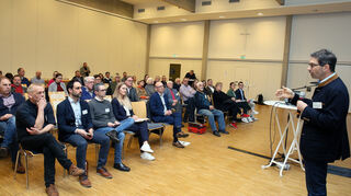 Grünen-Landtagsabgeordneter Dr. Andre Baumann (r.) spricht im Lutherhaus beim Geohardt-Dialog-Forum zur Tiefengeothermie.