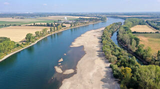 Im Sommer 2022 zeigten sich im Rhein immer mehr Sandbänke. Um sich auf extremes Niedrigwasser einzustellen, will beispielsweise die BASF in diesem Jahr einen speziellen Tanker in Betrieb nehmen. Das Bild zeigt den Blick von Mannheim aus nach Norden.