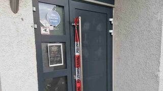 An der Tür der Bar in der Hildastraße hängt ein Absperrband der Polizei – hier ist es in der Nacht vom 26. auf den 27. Juli 2022 zum Streit zwischen zwei Männern gekommen.