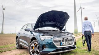 Da muss doch irgendwo ein Anschluss sein: Nein – und gratis bekommen E-Autofahrer ihre Energie heute in der Regel nicht mehr.