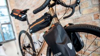 Es gibt viele Möglichkeiten, Dinge auf dem Fahrrad zu transportieren.