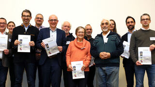 Im Lutherhaus bei der Übergabe des Schlussberichts des Dialogforums stehen (v.l.) Günther Schmeiser, Ainhoa Palomo Vegas, Dr. Andre Baumann, Ralf Schaub, OB Dr. René Pöltl, Ralph Winter, Mechthild Lippolt, Dr. Thomas Kölbel (EnBW), Dimitrios Tsiligiris, Inka Mirbach, Matthias Wolf und Stefan Ertle (beide von Geohardt).