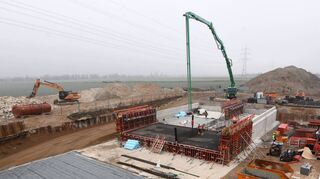 Betonarbeiten bei Mannheim-Seckenheim: Die L 597 ist in der Region aktuell der einzige Straßenneubau.