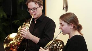 Oskar Szathmáry und Catharina Misch bereiten sich auf den Wettbewerb „Jugend musiziert“ vor und demonstrieren im Gemeindehaus ihr Können.
