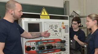 mid Groß-Gerau - Der Hochvoltstand simuliert die Arbeit an einem Elektrofahrzeug.