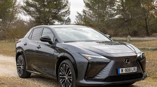 mid Marseille - Der Rz 450e ist das erste Lexus Modell, das auf einer dedizierten Elektroplattform (e-TNGA) basiert.