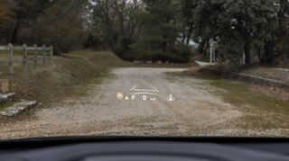 mid Marseille - Ein Head-up-Display darf im Premiumsegment nicht fehlen und wird von Lexus exzellent umgesetzt.