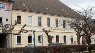 Wird voraussichtlich ab Herbst 2023 zu Wohnzwecken umgebaut: Das unter Denkmalschutz stehende Ge-bäude der seit April 2019 geschlossenen Gaststätte „Zum Stadtpark“ gehört der Firma Heberger.