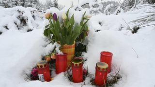 Am Fundort des ermordeten zwölfjährigen Mädchens Luise stehen Blumen und Kerzen. Frisch gefallener Schnee bedeckt den Boden.