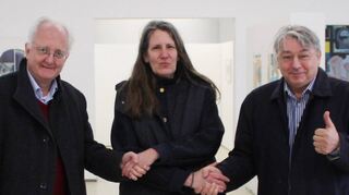Vereint in der Förderung der Kultur: GIM-Geschäftsführer Stephan Teuber (l.) und Firmengründer Wilhelm Kampig (r.) spenden 3500 Euro an das Xylon. Dr. Kristina Hoge bedankte sich im Namen des Museumsvereins.