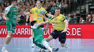 Leipzig stoppt die Rhein-Neckar Löwen. Hier packt Simon Ernst gegen Kristjan Horzen zu.