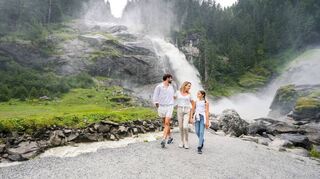 Die Krimmler Wasserfälle in Österreich sind mit 385 Metern die höchsten in Europa. Wassermassen, die in die Tiefe stürzen, umhüllen die Umgebung mit einer feinen Gischt.