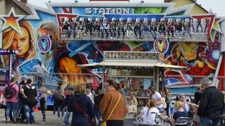 Die Fahrgeschäfte werden während des Frühlingfestes in Oftersheim nicht nur von Jugendlichen und jungen Erwachsenen stark frequentiert. Auf dem Festplatz tummelt sich die gesamte Gemeinde.