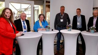 Moderatorin Sabine Zeuner (v. l.) befragt Wolfgang Eichhorn, Jutta Schneider, Dr. Stephan Verclas, Dr. Felix Geisler und Thomas Burger zum Projekt.
