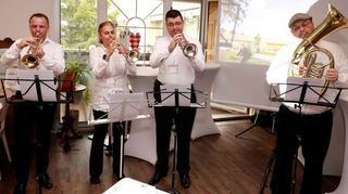 Der Musikverein begleitet die Veranstaltung – vielleicht lädt er ja künftig zu Konzerten in der neuen Kulturhalle ein.