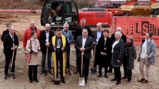 Im Beisein von zahlreichen Vertretern des Gemeinderates, des Architekturbüros und der Verwaltung sprechen die evangelische Pfarrerin Christiane Banse (Mitte) und Dekan Uwe Lüttinger einen Segen aus.