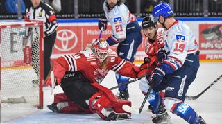 Mannheims Lean Bergmann (Nr.19) gegen Koelns Mirko Pantkowski (Nr.30) beim Spiel in der Penny DEL, Koelner Haie (dunkel) - Adler Mannheim (hell). Foto © PIX-Sportfotos *** Foto ist honorarpflichtig! *** Auf Anfrage in hoeherer Qualitaet/Aufloesung. Belegexemplar erbeten. Veroeffentlichung ausschliesslich fuer journalistisch-publizistische Zwecke. For editorial use only.