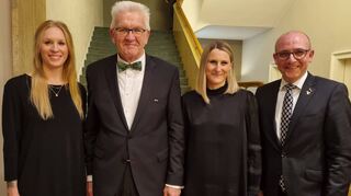 Erinnerungsfoto mit Ministerpräsident Winfried Kretschmann Sarah Erles (l.) und Sabrina Cass (3. v. l.) werden als Geschäftsführerinnen des Fördervereins der Schwetzinger SWR Festspiele vom Club der Knöchelträger mit dem Kulturknöchel geehrt. Schwetzingens Oberbürgermeister Dr. René Pöltl (r.) ist stolz auf „seine Mädels“, die auch sein Büro im Rathaus managen.