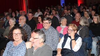 Das Publikum lacht und applaudiert an diesem Abend rekordverdächtig intensiv beim munteren Schwank des erprobten Ensembles.