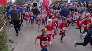 Beim Start für den Volkslauf, der im Gedenken an „Mister Leichtathletik“ in Brühl gestartet wird, gehen zahlreiche Bambini an den Start.