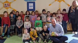 Daniel Born mit der Schulanfänger-Gruppe des Südstadtkindergartens.