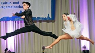 Ein buntes Rahmenprogramm begleitet den Ehrungsabend und stellt eindrucksvoll unter Beweis, wie vielfältig das Sport- und Kulturprogramm in Reilingen ist – hier das Schautanzduo Daniel Benciu und Mathilde Vuolo.
