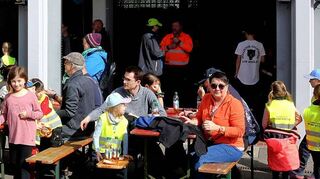 Viele Bürger und vor allem Kinder haben sich beim Dreck-weg-Tag engagiert – und freuen sich danach über die Vesper am Feuerwehrgerätehaus.