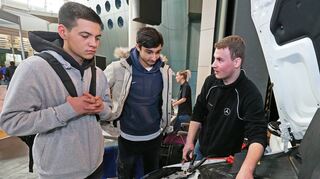 Juan (v. l.) und Mensur informieren sich beim Hockenheimer Ausbildungstag 2018 in der Stadthalle bei Erjon Dauti, der am Stand vom Autohaus Hahn am Ring von seinem Job und den dortigen Ausbildungsmöglichkeiten erzählt.